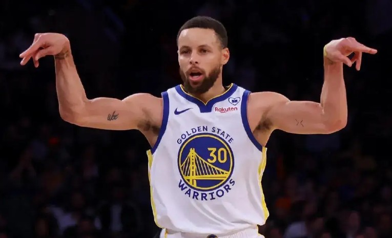 赢球不靠我库里18投仅5中得到13分7板7助1断正负值4