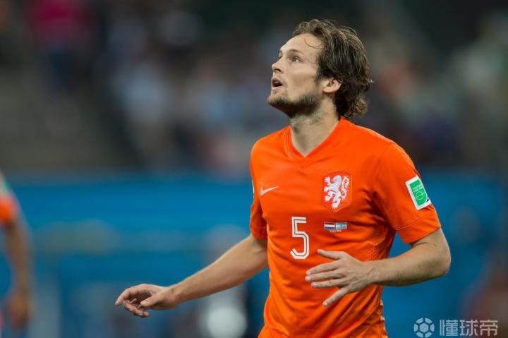 在对阵德国队的友谊赛后，荷兰队后卫布林德在接受采...