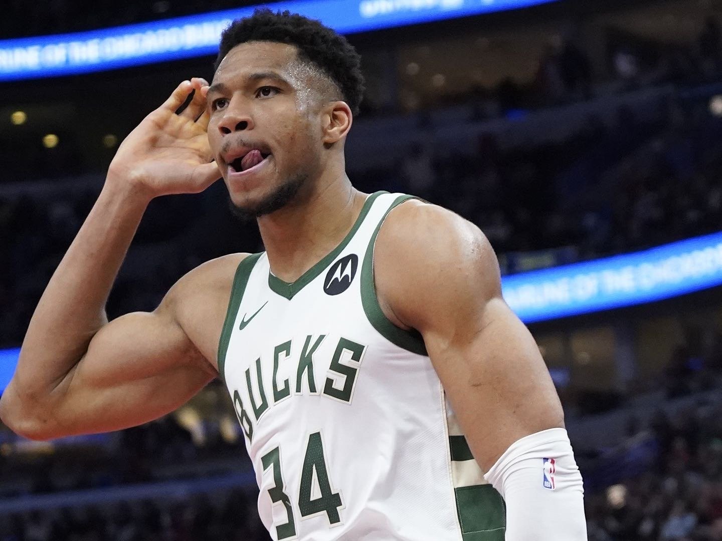 末节隐身字母哥全场22中15空砍35分14板罚球11罚仅5中