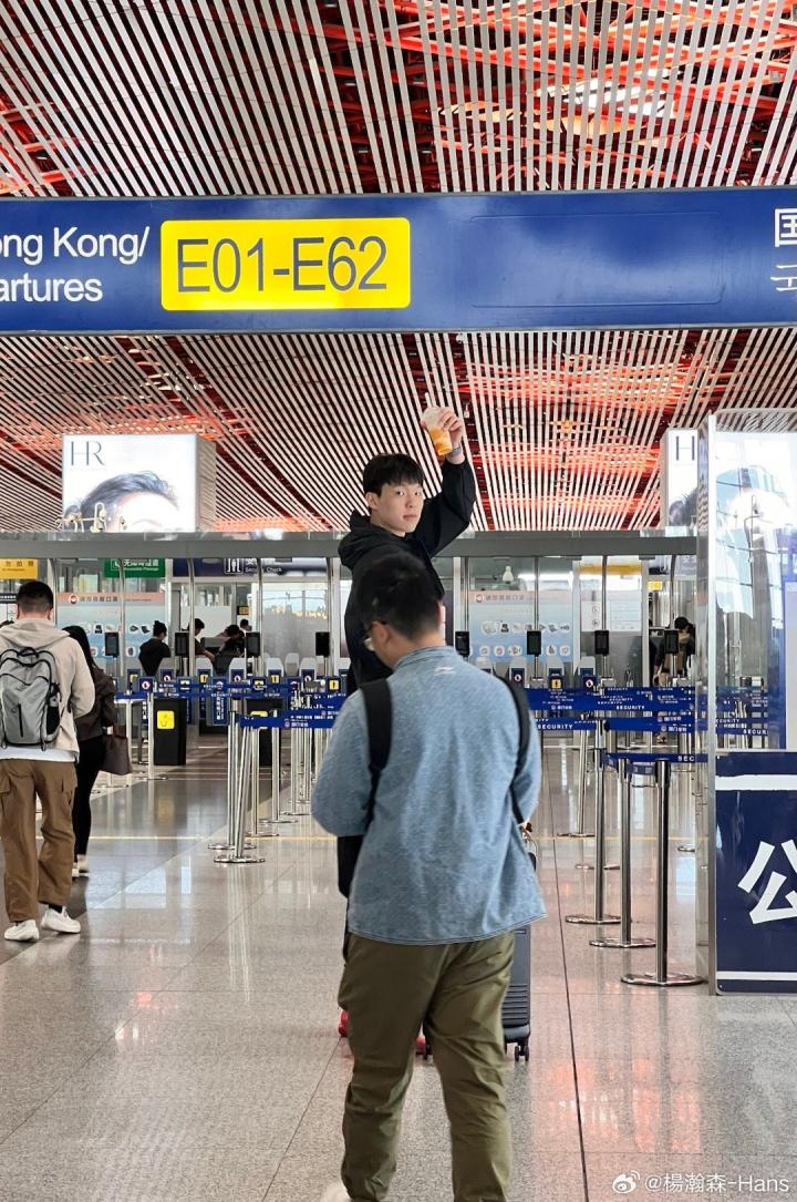 杨瀚森社媒晒照启程赴美，经首尔转机预计4日清晨抵达洛杉矶