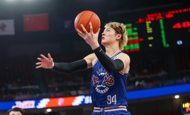 王哲林赛季回顾场均数据稍有回落罚球命中率仅644