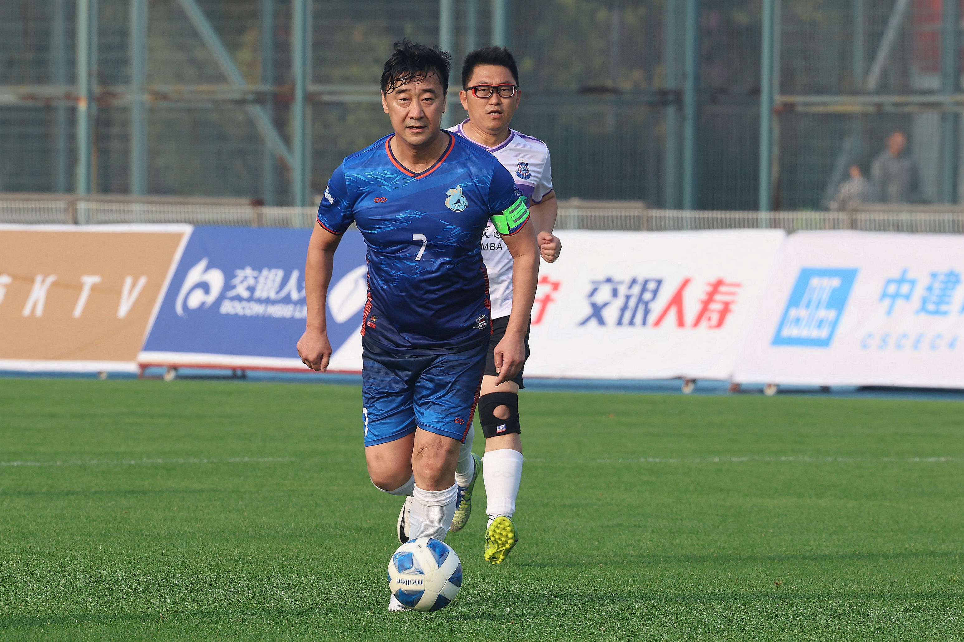 活动丨范志毅携娇妻现身金山体育中心参与球赛