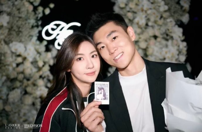 祝福山东男篮高诗岩向女友求婚成功