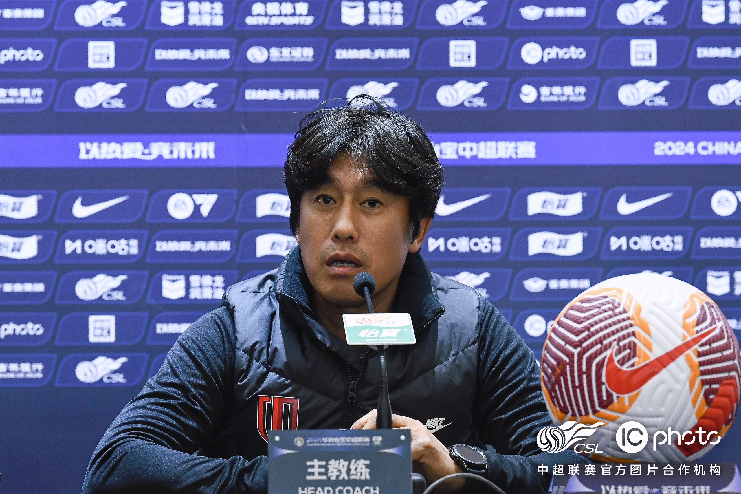 4月13日成都蓉城队主教练徐正源和球员严鼎皓出