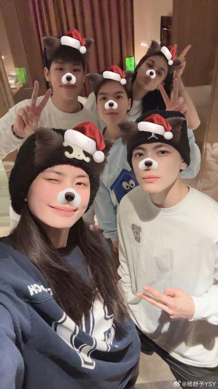 快乐小狗女篮球员杨舒予晒生活照并配文hakunamatata