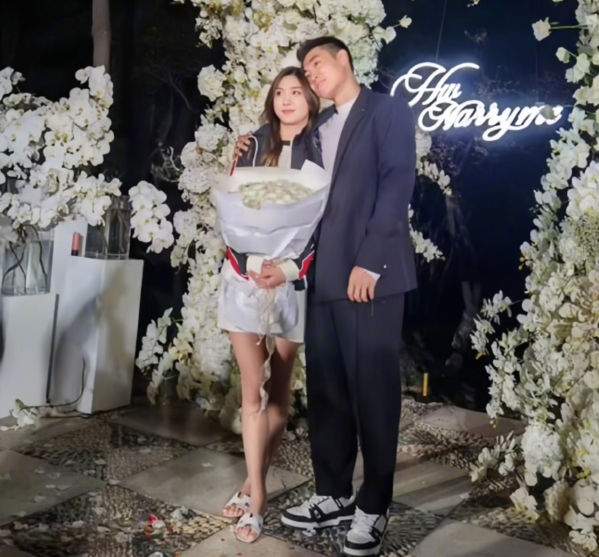 祝福山东男篮高诗岩向女友求婚成功