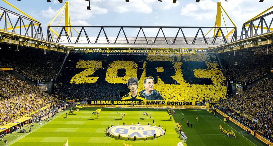 威斯特法伦球场落成50周年南看台的球迷用自己的