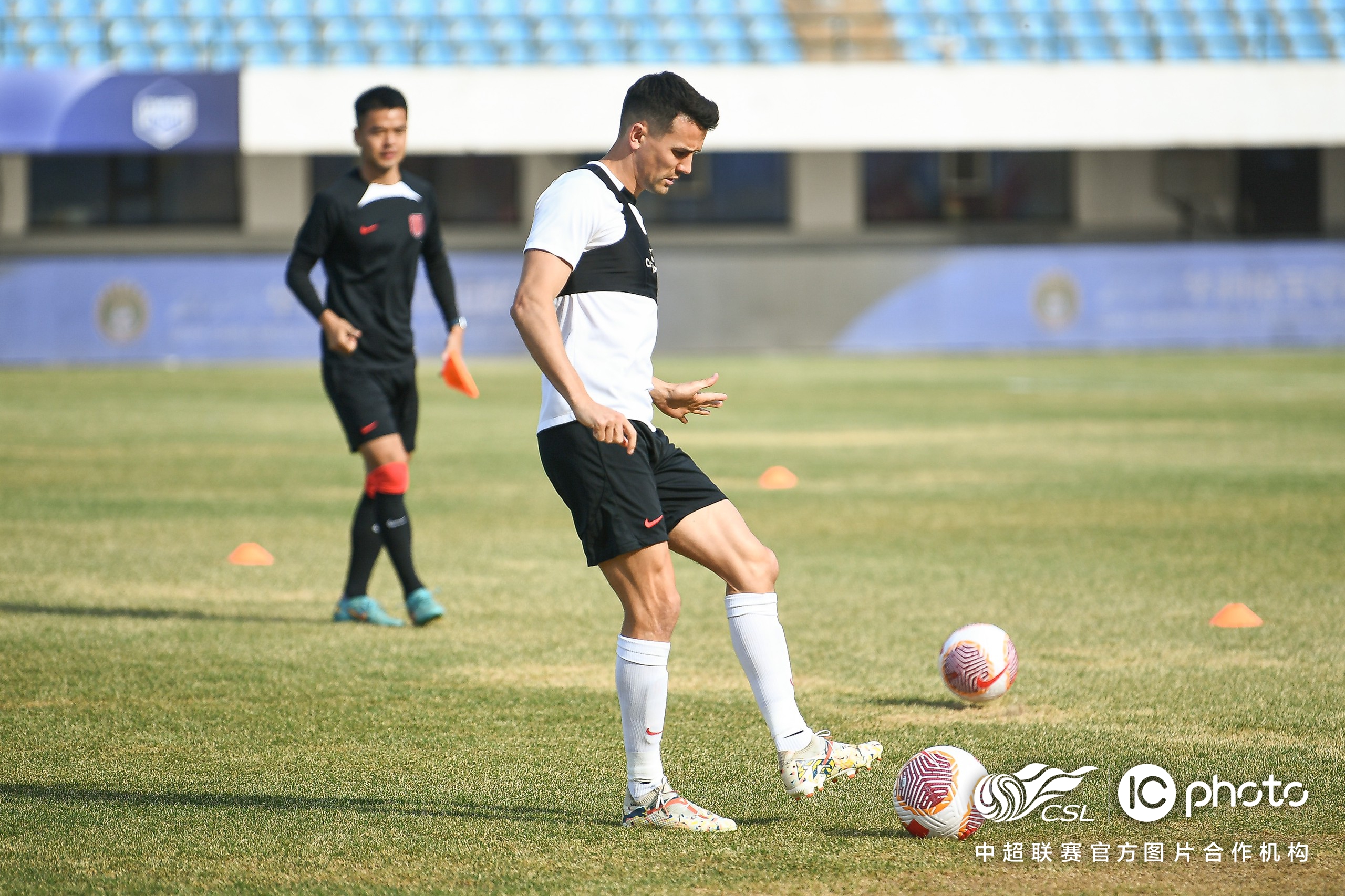 4月13日成都蓉城队主教练徐正源和球员严鼎皓出