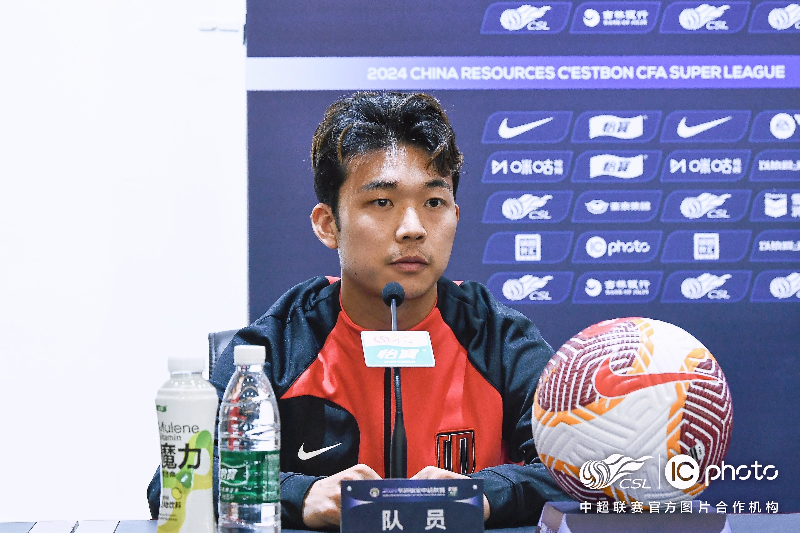 4月13日成都蓉城队主教练徐正源和球员严鼎皓出