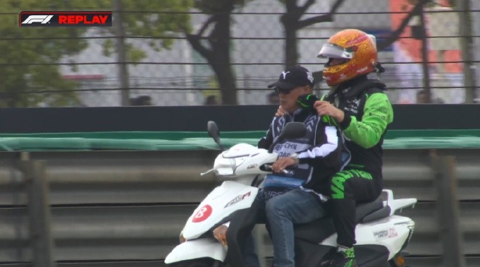 提前下班,博塔斯引擎发生故障退赛,坐上小摩托回到了维修区|博塔斯|f1