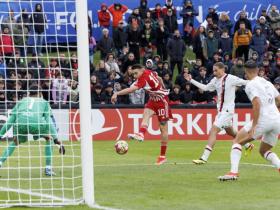 奥林匹亚科斯3-0击败AC米兰 赢得欧青联冠军