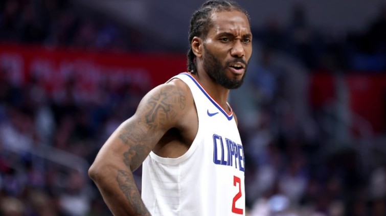 快船队官方:因右膝炎症,莱昂纳德能否出战与独行侠g2存疑