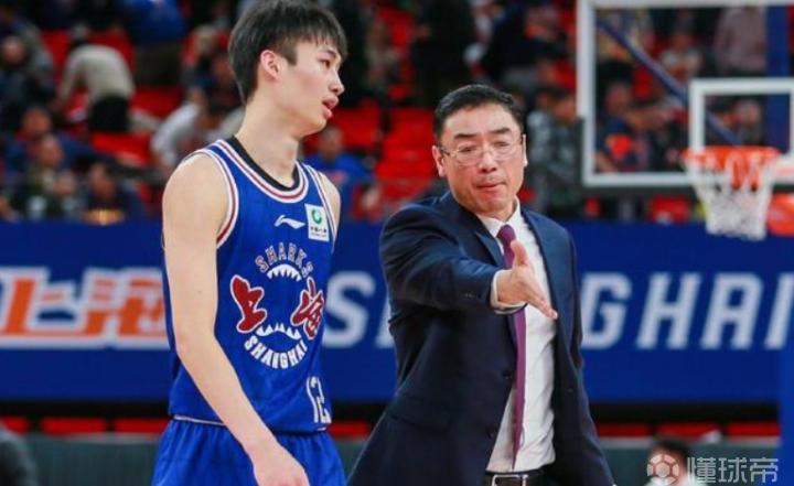 记者：上海男篮6月中旬开始备战下赛季，刘鹏继续担任主教练