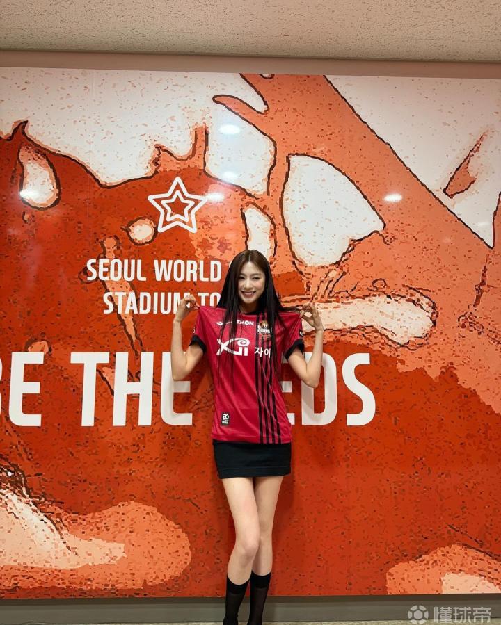 韩国著名曼联球迷apink吴夏荣去看首尔的比赛，...