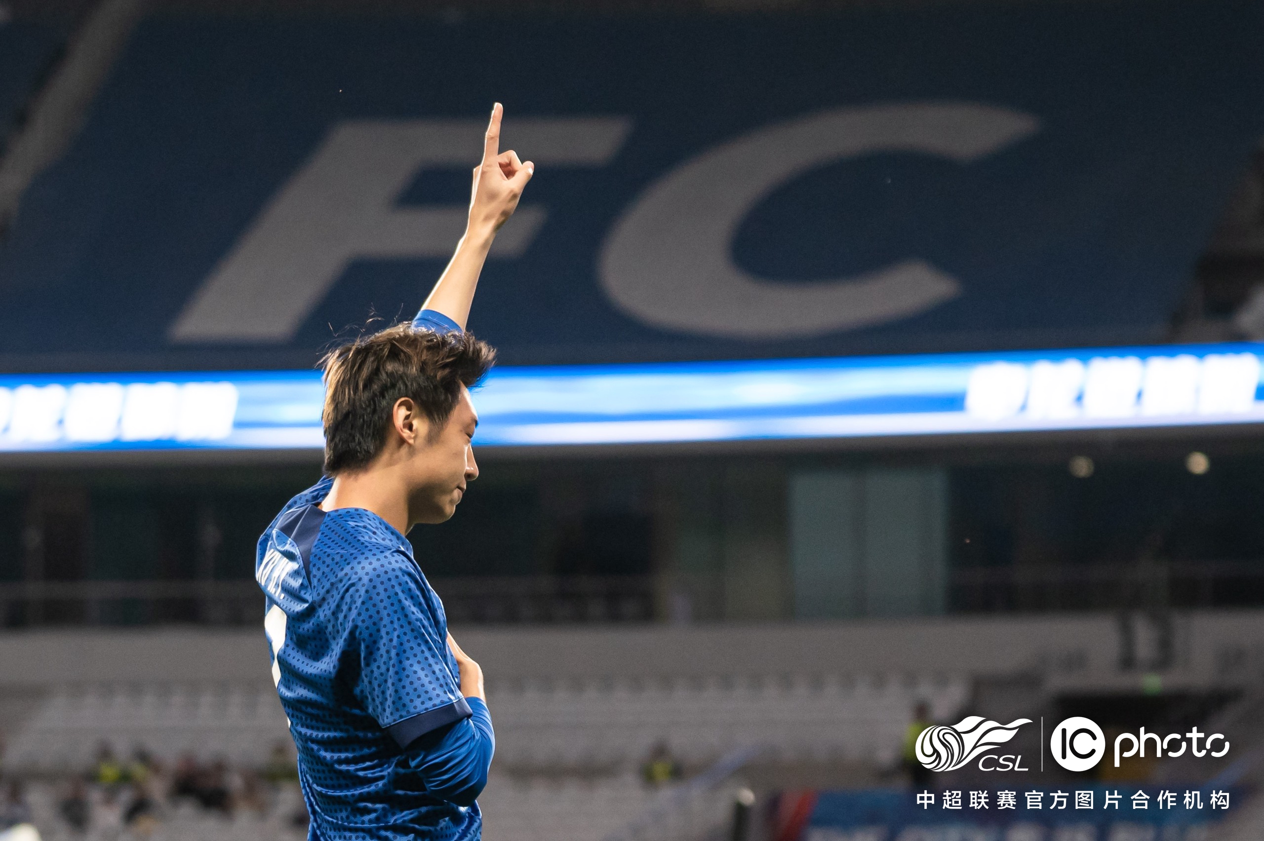 上海申花出场人员名单 :4-蒋圣龙(83 3-金顺凯),5-朱辰杰, 7-徐皓阳