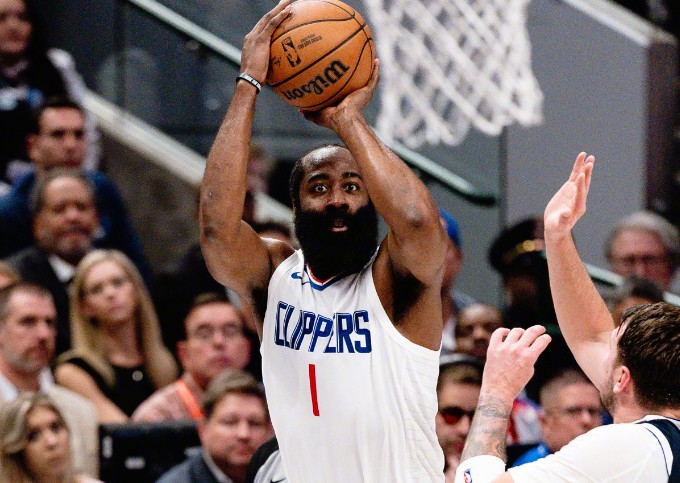 哈登出战场次比分统计及关键时刻发挥回顾