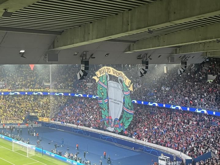 迈向温布利,王子公园球场赛前打出巨幅tifo为球队造势