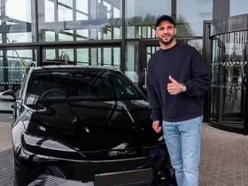 曼城球星凯尔-沃克购买价值近5万英镑的比亚迪海豹汽车