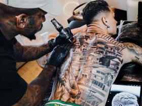 安东尼纹身瞬间，纹身师Bruno Lopes为其庆祝照片刻印永恒