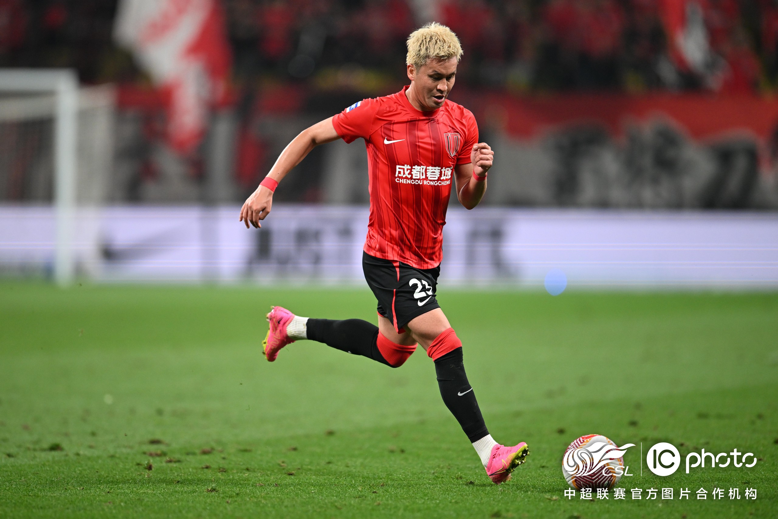 赛后,成都蓉城队主教练徐正源出席了新闻发布会.他.