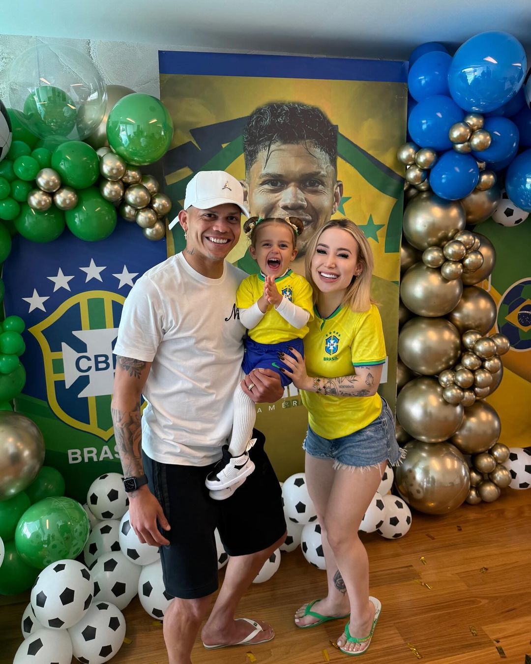 埃万尼尔松晒照庆祝首次入选巴西国家队