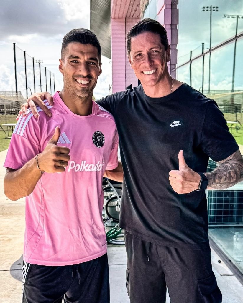 托雷斯在休赛期造访了迈阿密国际,并与苏亚雷斯合照留念