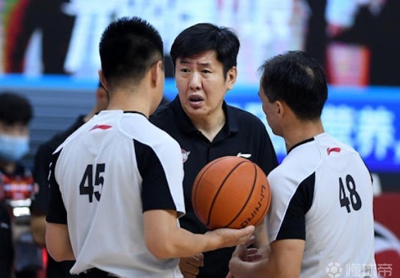 媒体人：丁伟正式卸任山东男篮主教练，新的主教练正在接洽中