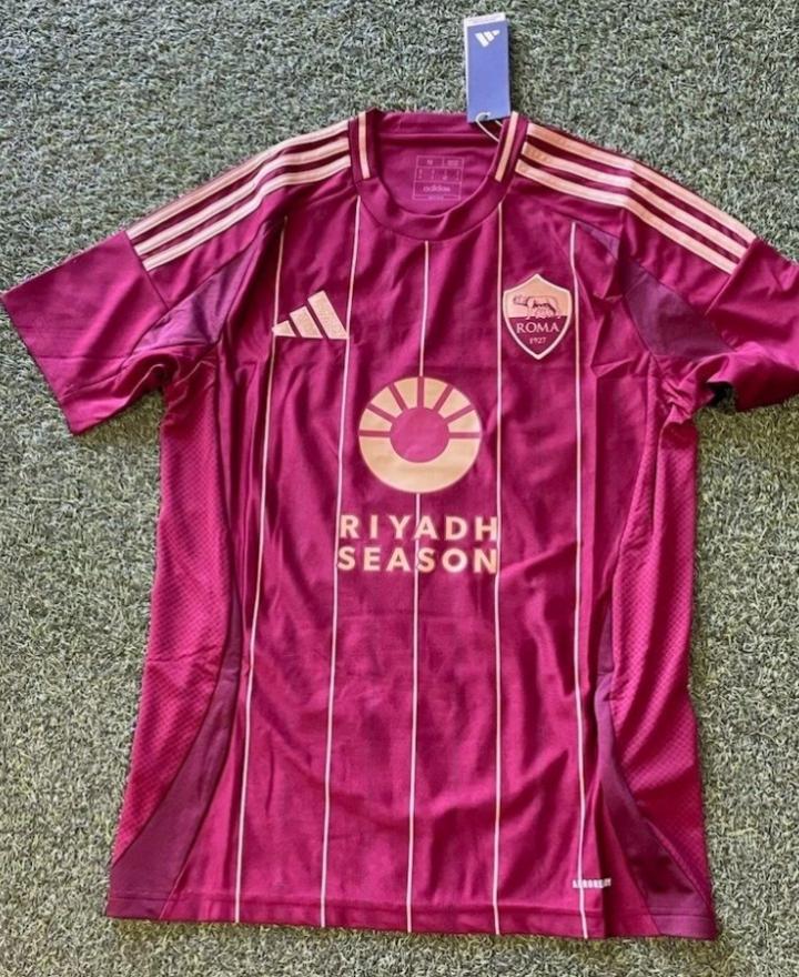 罗马24-25赛季主场球衣实物图.