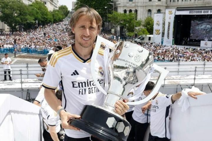 西媒:莫德里奇与皇马会面,初步同意降薪50%续约一个赛季|皇家马德里