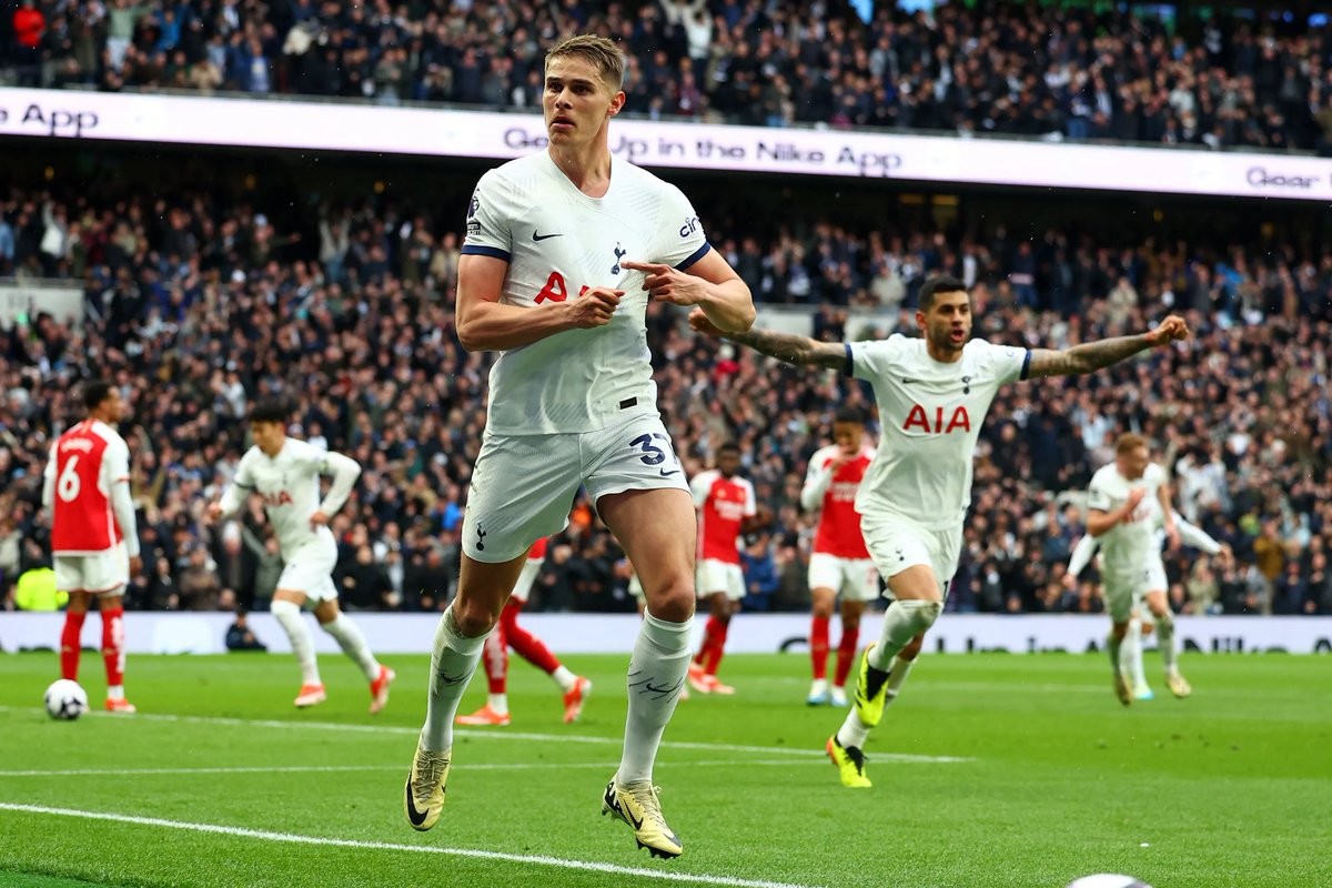 一个赛季,但是范德芬凭借出色的表现已经赢得了热刺球迷的信任与喜爱