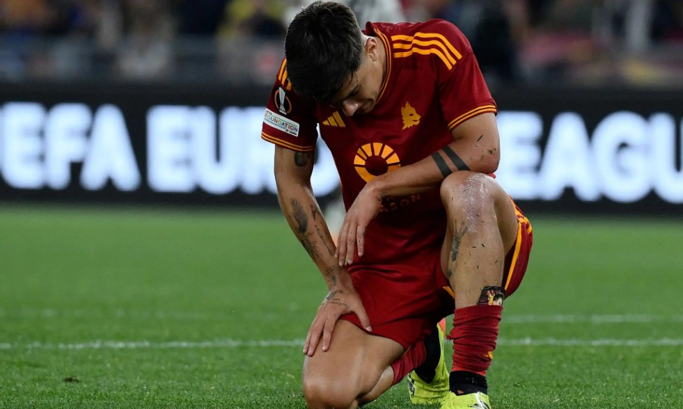 在罗马对阵尤文的比赛中,迪巴拉因为肌肉问题在中场被替换下场,他也