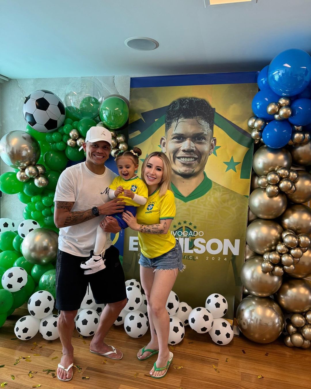 埃万尼尔松晒照庆祝首次入选巴西国家队