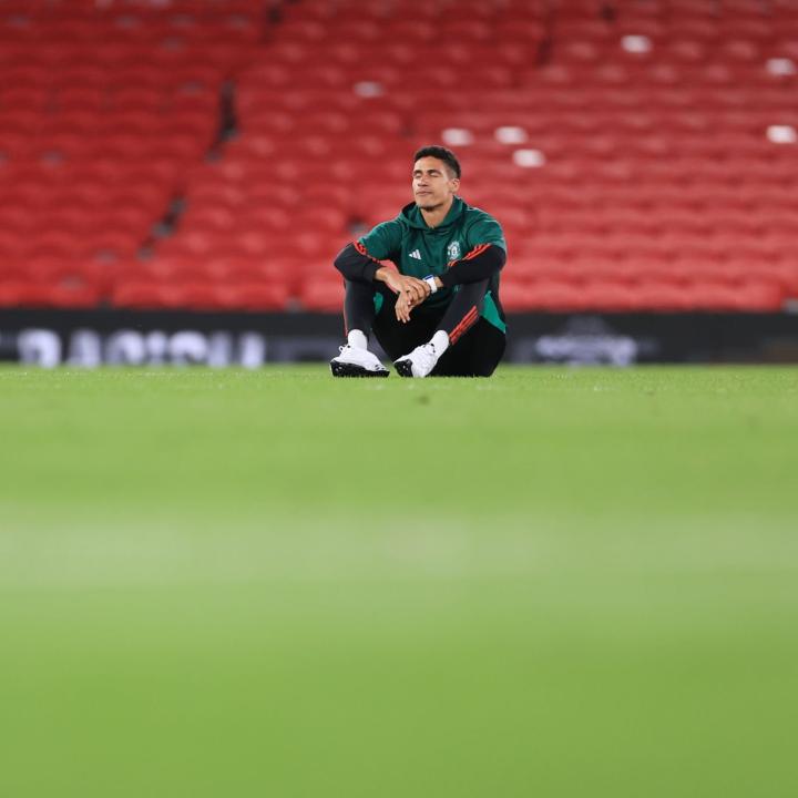 恋恋不舍，瓦拉内向曼联球迷告别后，独坐在空荡的球场中央