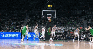 第三节,阿不都死亡缠绕逼得张镇麟回场,辽宁62-52新疆第三节,弗格突破