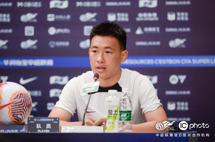 5月25日下午,成都蓉城队主教练徐正源和球员杨帅.