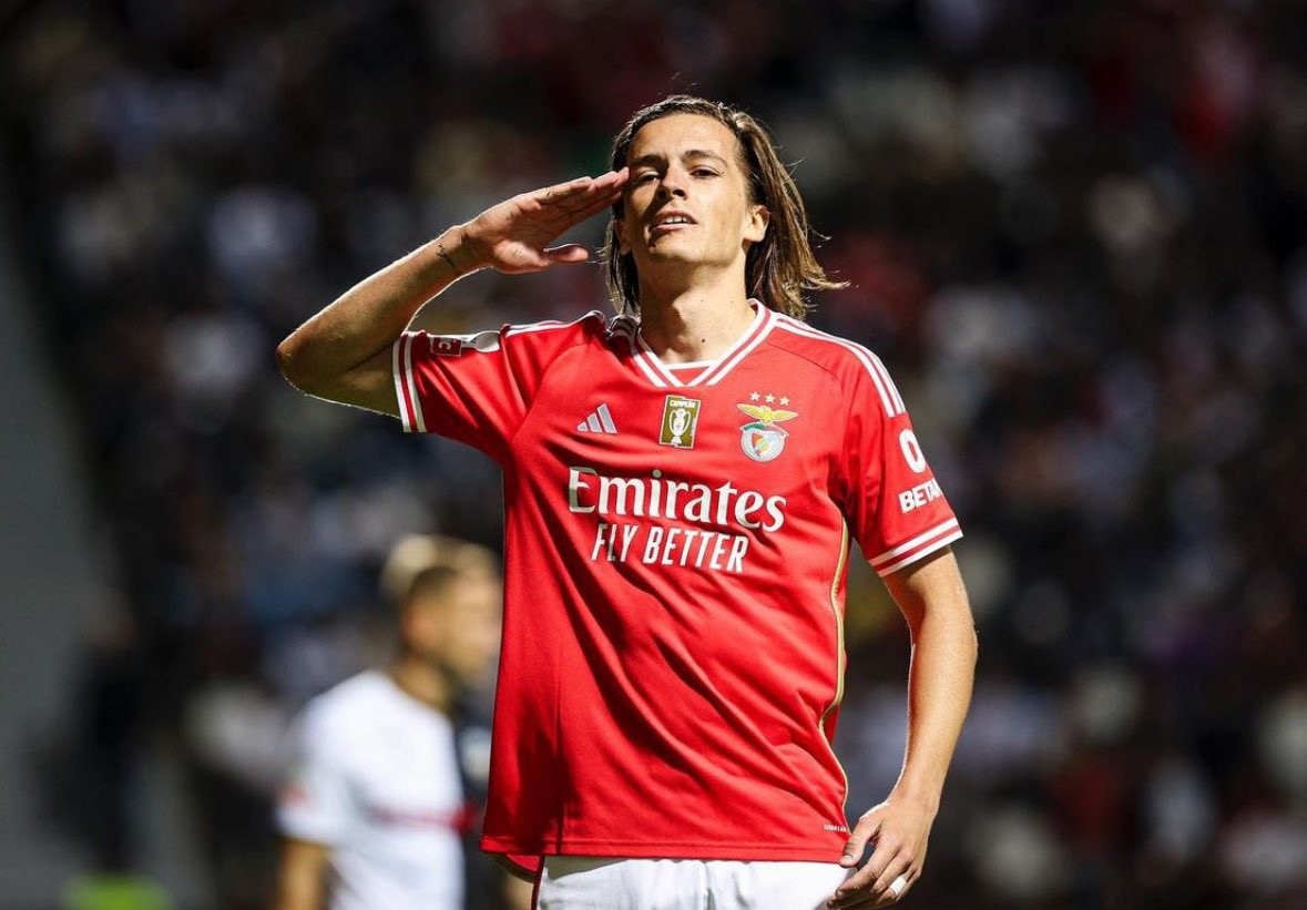 罗马诺:本菲卡买断曼联外租球员阿尔瓦罗,双方签约五年