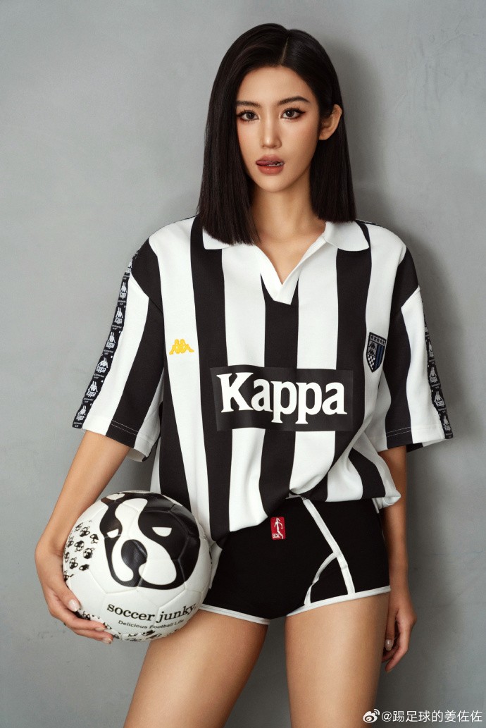 女足球员姜明佐晒出长腿球衣写真