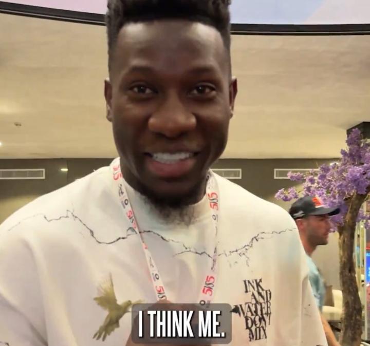 当被人问到曼联队里谁是最好的拳击手的时候,奥纳纳笑着表示:"好问题