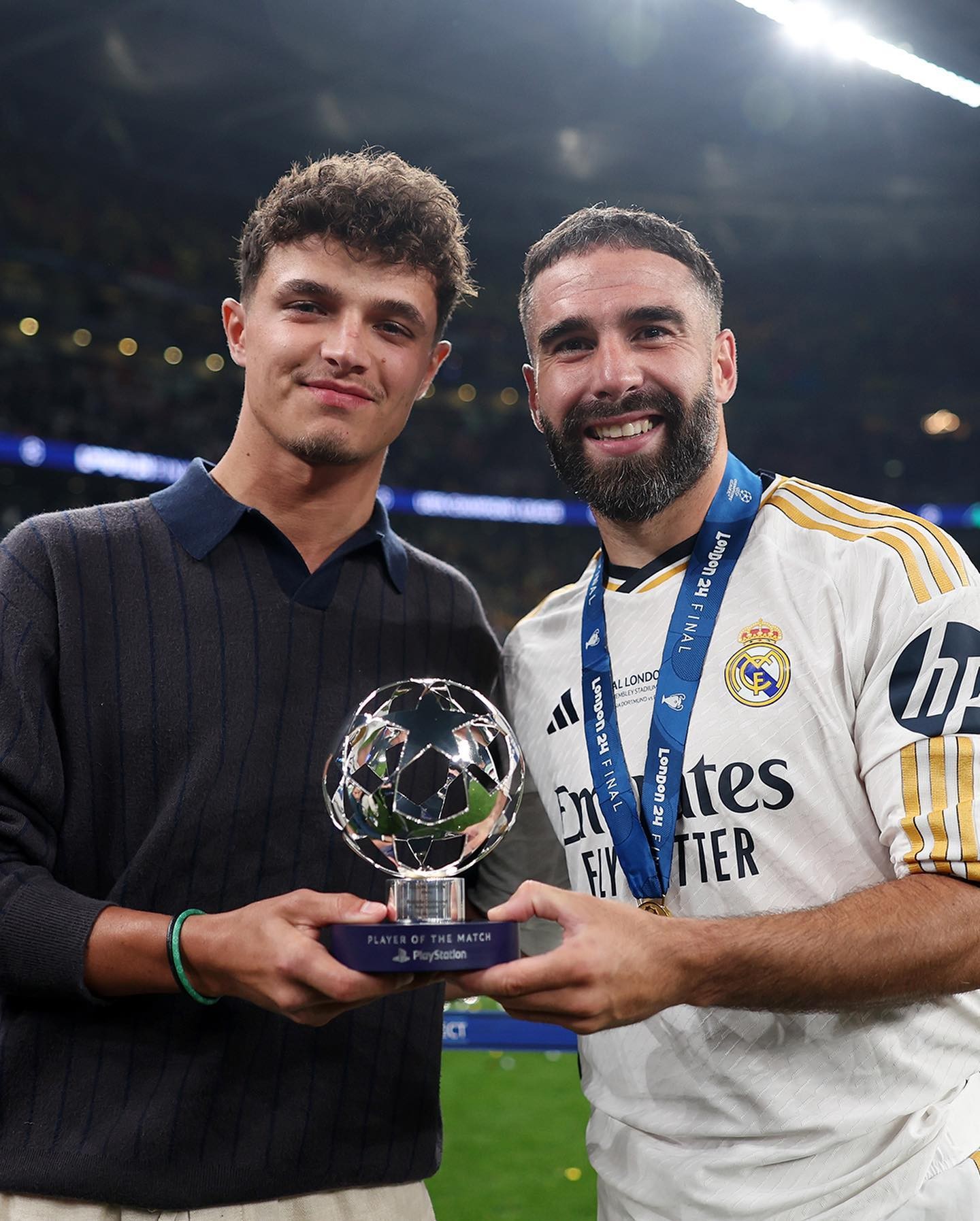 f1车手诺里斯和卡瓦哈尔共捧全场最佳奖杯合影> 赛后,英国f1赛车手兰