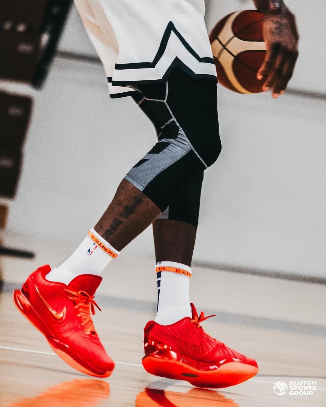 詹姆斯社媒晒备战奥运训练照,展示劲爆弹跳