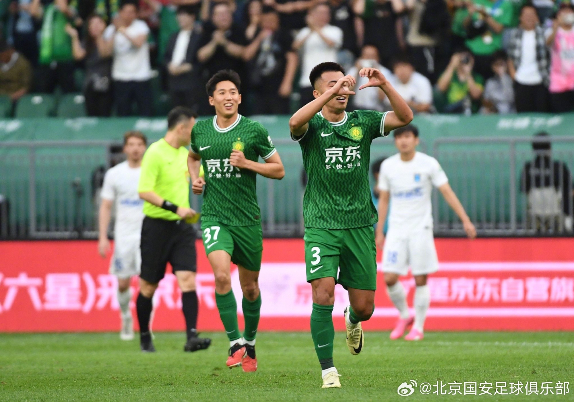 足球报:何宇鹏堪称最佳引援;国安二转可能会调整阿德本罗