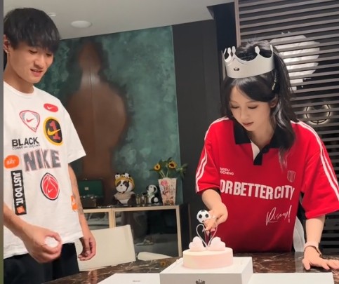 韦世豪妻子晒观赛vlog:家属梅开二度,我最棒的生日礼物