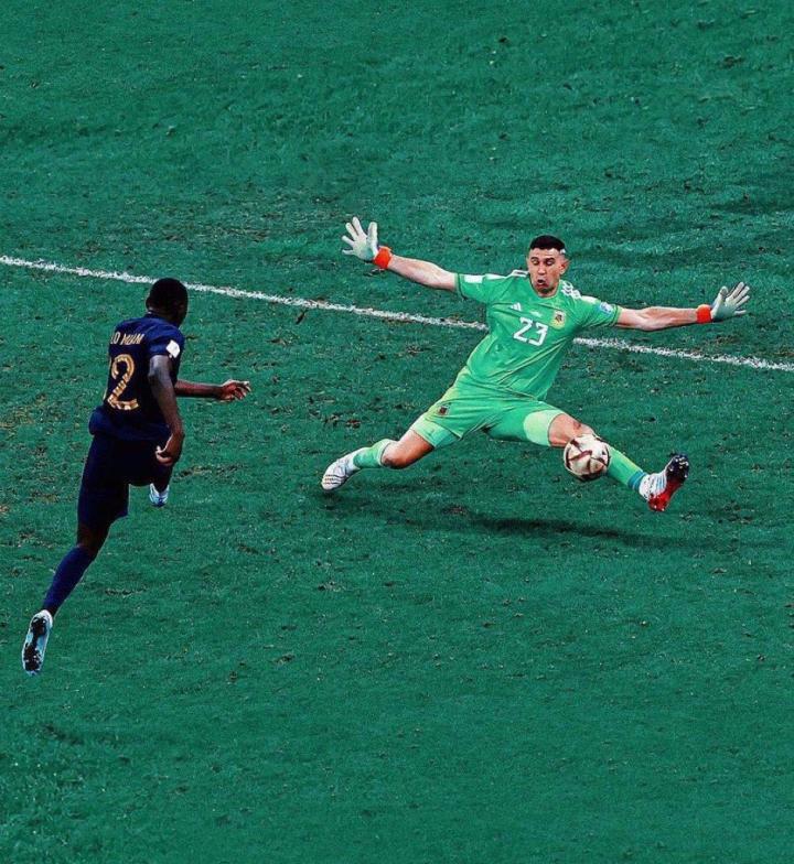 的惊天"星"姿"那是法国的一次快速进攻,洛里的大脚直接找到了前场球员