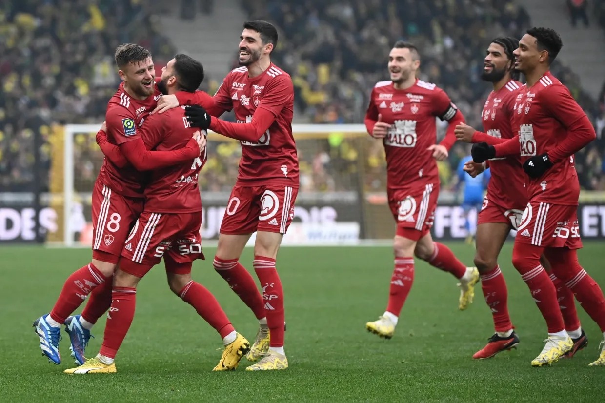 队报:现主场不符要求,布雷斯特寻求借用甘冈主场参加欧冠