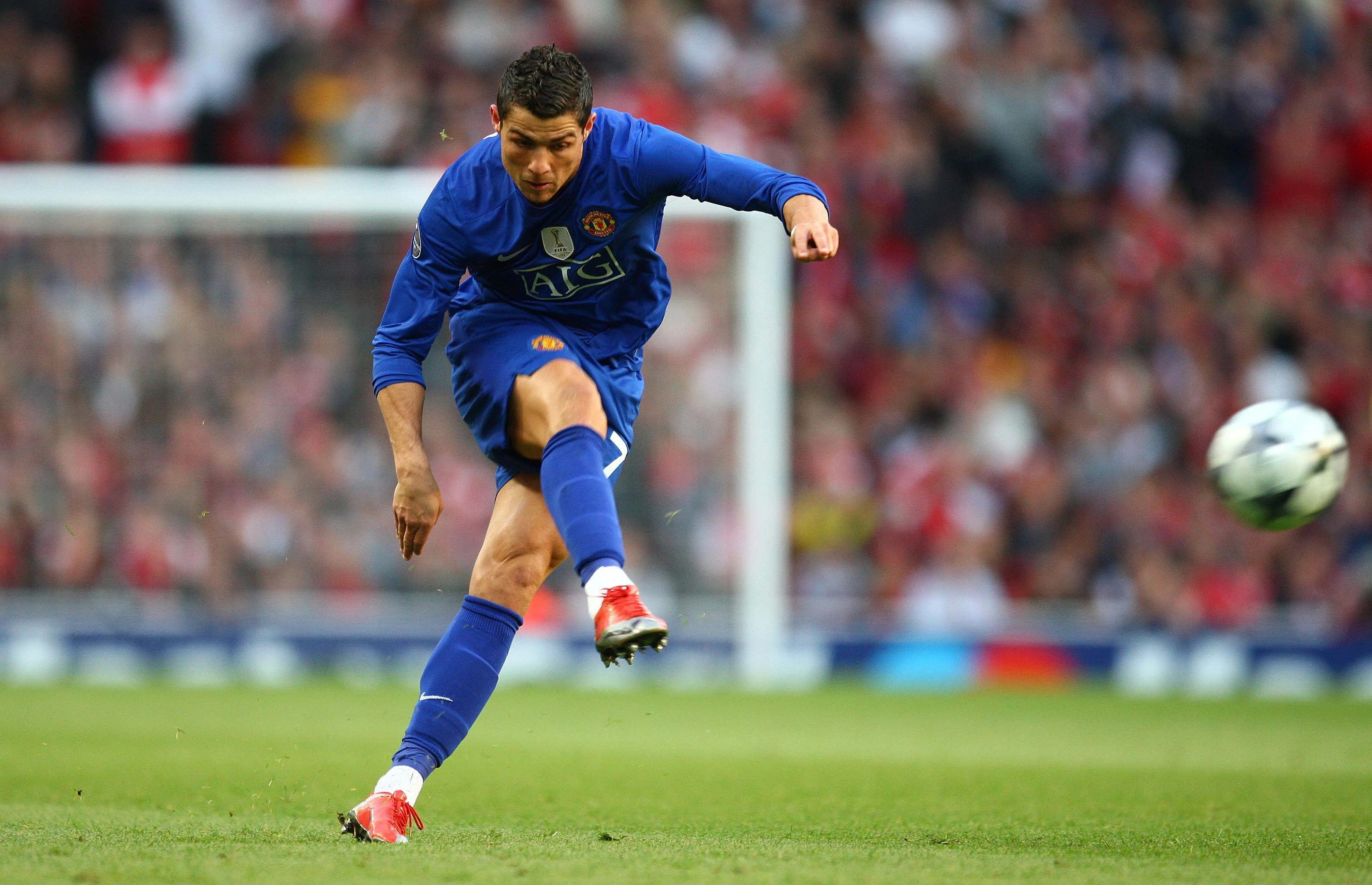 12球,c罗是近20年欧冠直接任意球破门最多的球员