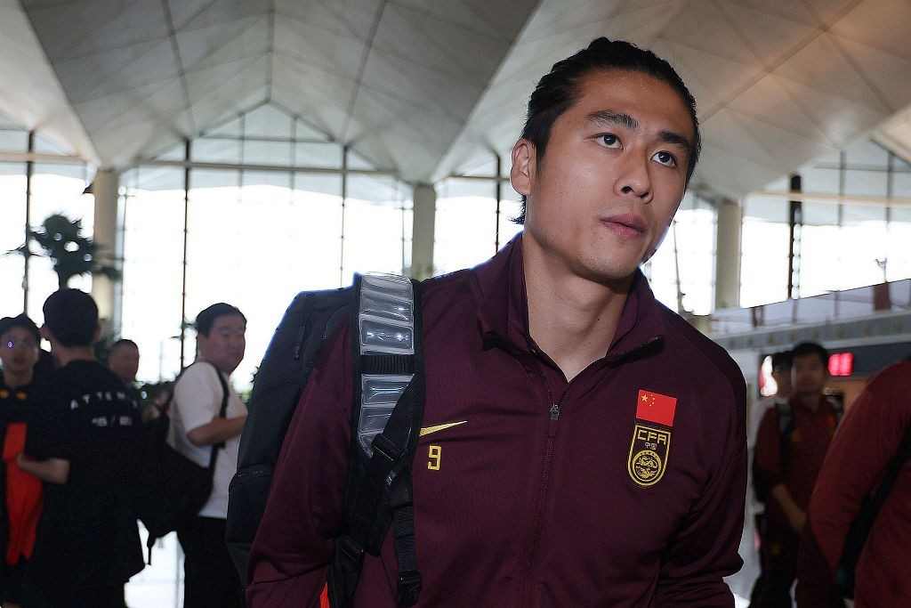 韦世豪穿的国足队服上的国旗被印反了