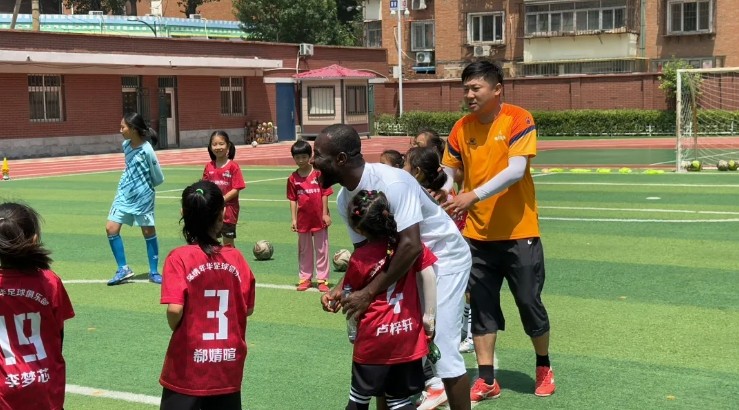 津门虎vs河南热身赛后,阿奇姆彭到天津南开中心小学参加活动