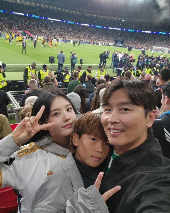 李同国带着儿子李时安(大发)和女儿李在诗去英国现.