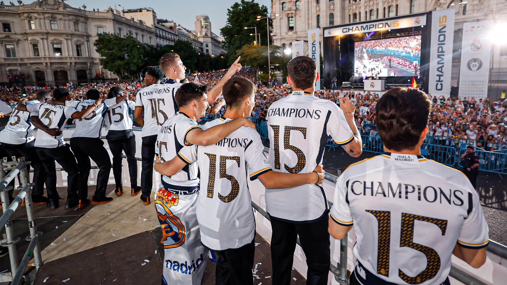 全队身穿15冠纪念球衣,巴尔韦德晒照庆祝:我们都是巴尔韦德