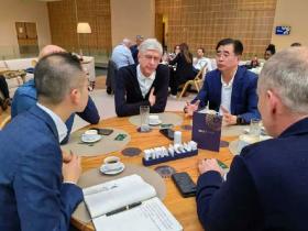 中国足协主席宋凯与温格深入交流
